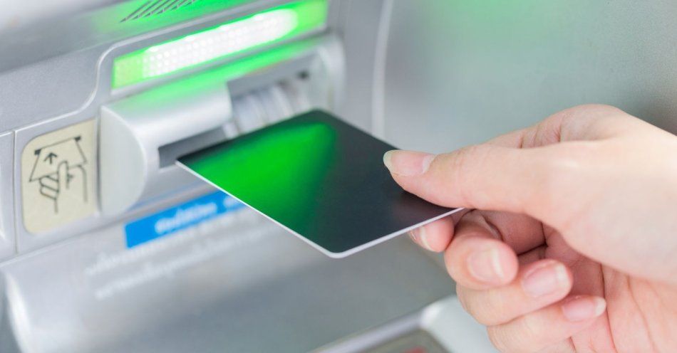 zdjęcie: Dzielnicowy namierzył sprawców włamań na konto bankowe / v27290675