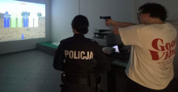Policjanci zaprosili studentów na strzelnicę