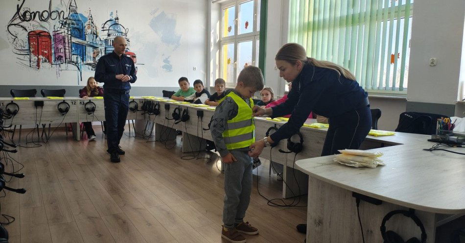 zdjęcie: Uczniowie otrzymali kamizelki odblaskowe po spotkaniu z policją / fot. KPP w Wieruszowie
