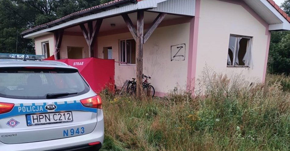 zdjęcie: Policjanci ustalają szczegóły tragicznego zdarzenia, w którym zginął 12-latek porażony prądem / fot. KPP w Człuchowie