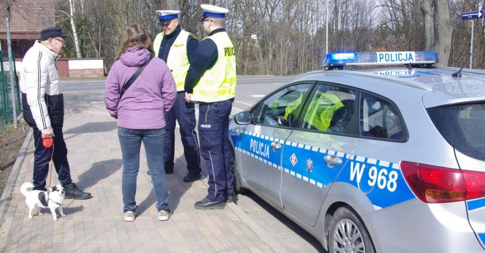 zdjęcie: Telefon rozprasza, a używanie słuchawek może wpłynąć na koncentrację jazdy- Na drodze patrz i słuchaj / fot. KPP w Wałczu