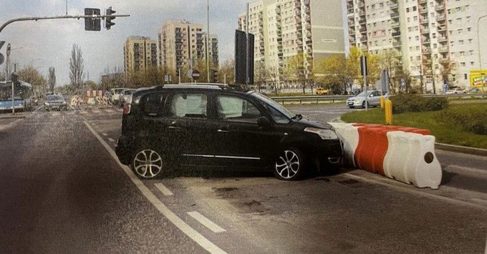 zdjęcie: Uderzył w bariery na jezdni. Miał 2,3 promila alkoholu / fot. KMP w Legnicy