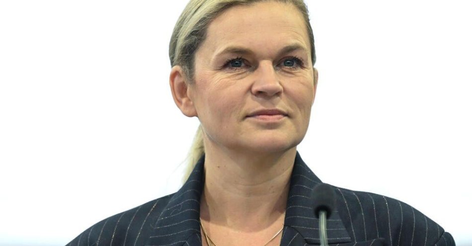zdjęcie: Nowacka: edukacja obywatelska to jedno z większych osiągnięć polskiej edukacji / Kartuzy, 30.10.2025. Minister edukacji Barbara Nowacka  podczas inauguracji czwartej edycji projektu 