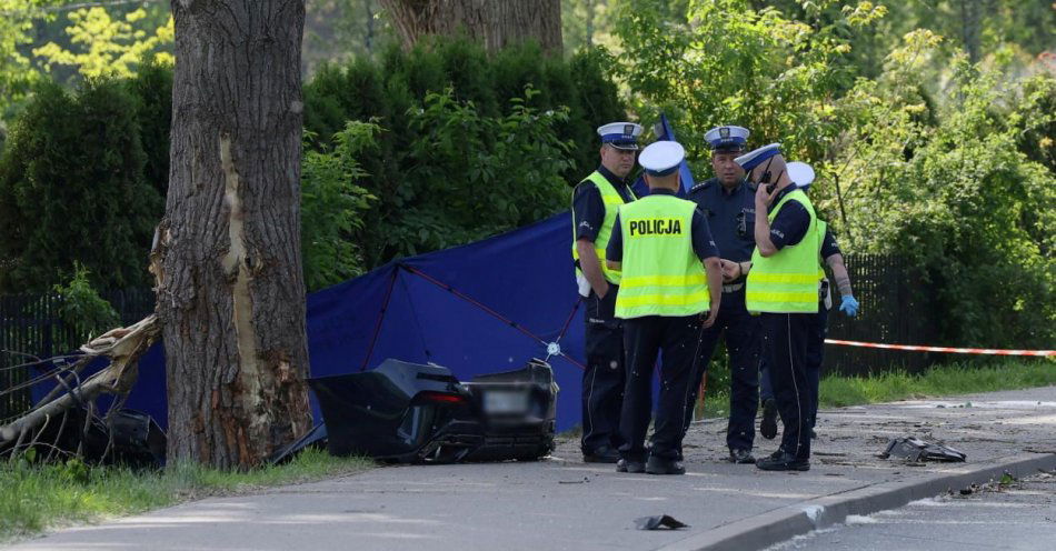 zdjęcie: Przyczyną wypadku, w którym zginęły trzy osoby, była nadmierna prędkość / fot. PAP