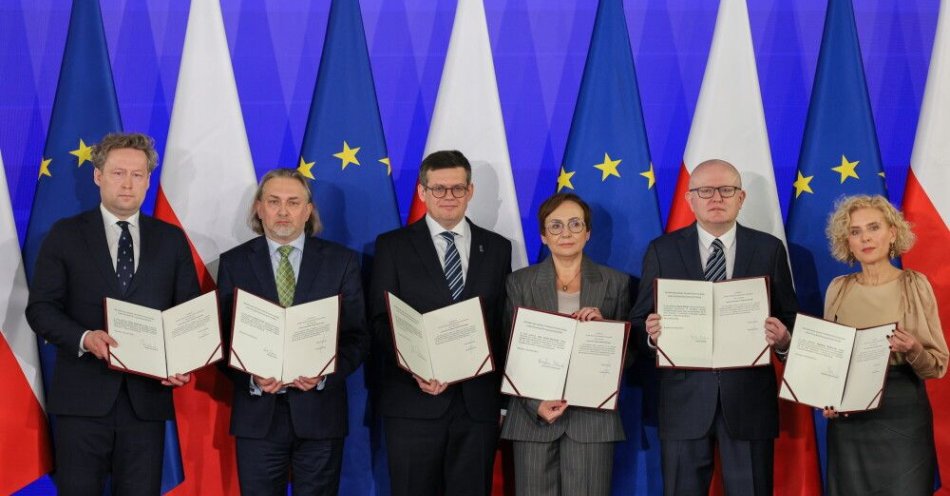 zdjęcie: Sędziowie wybrani w marcu do Trybunału Konstytucyjnego złożyli ślubowania w Sejmie / Warszawa, 09.04.2026. Wybrani przez Sejm na sędziów Trybunału Konstytucyjnego, od lewej: Maciej Taborowski, Dariusz Szostek, Krystian Markiewicz, Anna Korwin-Piotrowska, Marcin Dziurda i Magdalena Bentkowska podczas ślubowania w Sejmie, 9 bm. Dotychczas prezydent Karol Nawrocki przyjął przysięgi od dwojga spośród sześciu sędziów Trybunału Konstytucyjnego wybranych 13 marca br. przez Sejm - od Dariusza Szostka i Magdaleny Bentkowskiej. Czworo sędziów nie zostało zaproszonych do Pałacu Prezydencki