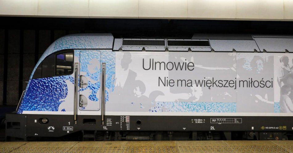 zdjęcie: Lokomotywę z grafikami o beatyfikacji Ulmów zaprezentowano na Dworcu Centralnym w Warszawie / fot. PAP