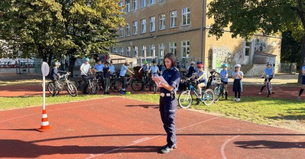 Do grona posiadaczy kart rowerowych dołączyło kilkudziesięciu piątoklasistów z Wrocławia. Kolejny już raz egzamin przeprowadzili policjanci ruchu drog