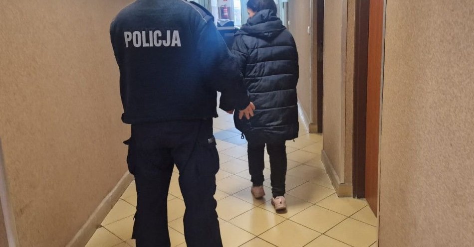 zdjęcie: Poszukiwana kobieta zatrzymana w Nasielsku po kradzieży alkoholu / fot. KPP w Nowym Dworze Mazowieckim policjant z zatrzymaną kobietą