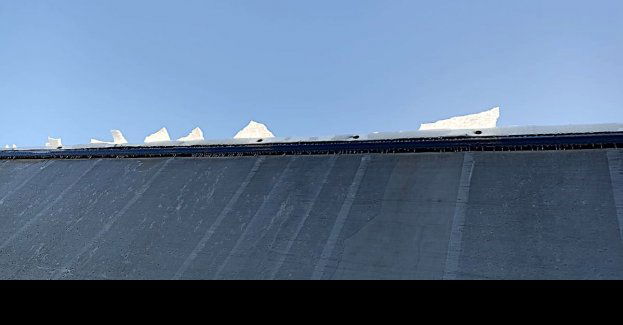 Samochód pokryty śniegiem i lodem – czym grozi taka jazda? Przekonał się o tym 30 - latek