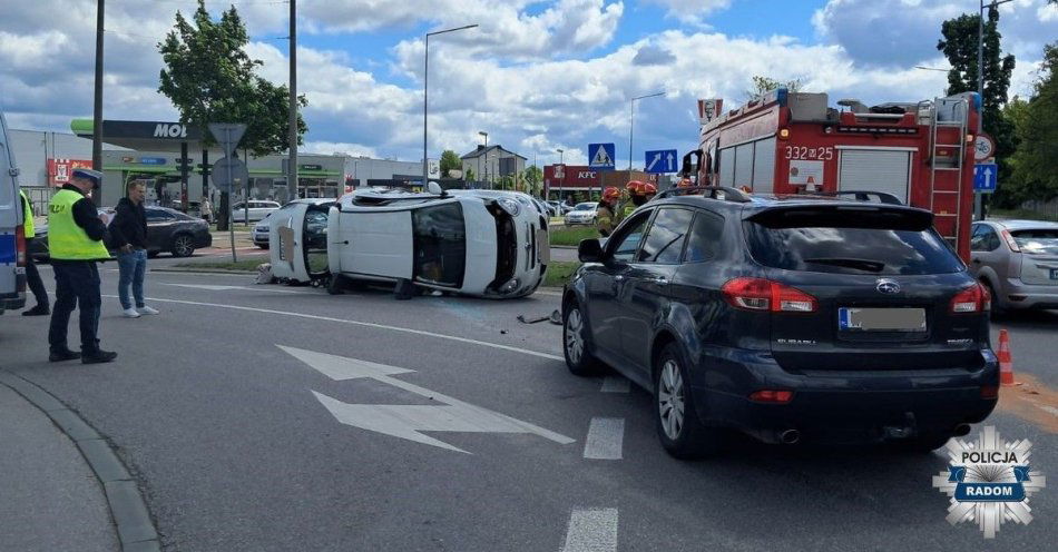 zdjęcie: Zderzenie dwóch pojazdów na rondzie / fot. KMP w Radomiu