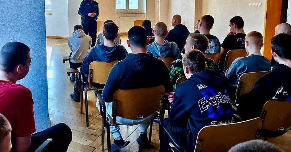 zdjęcie: Profilaktyczne spotkanie w DMOW Jawor o hejcie i odpowiedzialności / fot. KPP w Jaworze