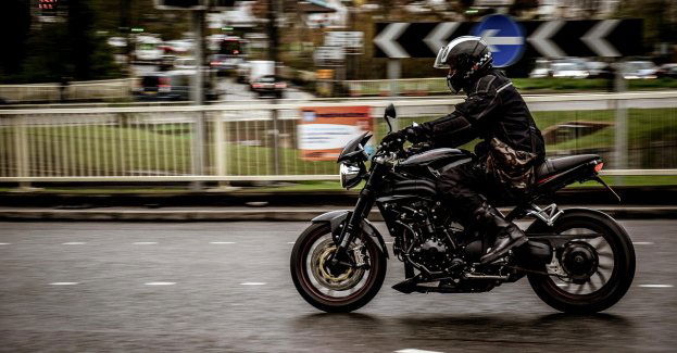 Motocyklista nie dostosował prędkości do warunków na drodze. Przewrócił się