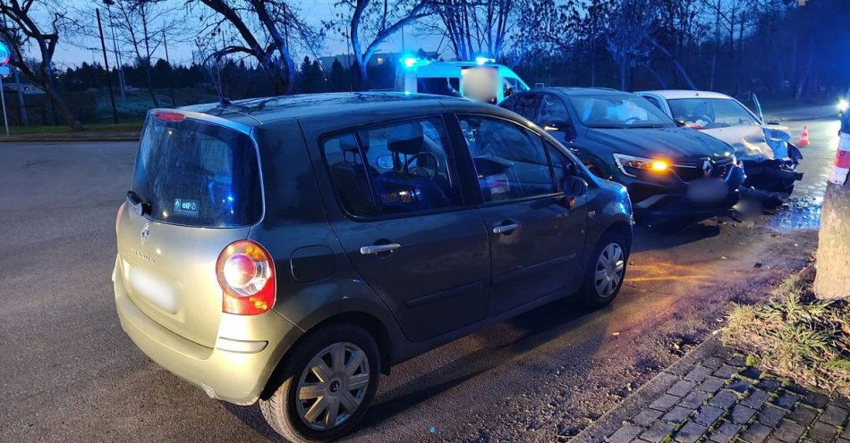 zdjęcie: Zderzenie trzech aut w Tarnowskich Górach. Jedna osoba w szpitalu / fot. KPP w Tarnowskich Górach