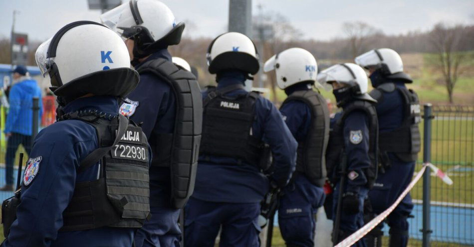zdjęcie: Spokojny przebieg meczu IV ligi w Czeluśnicy dzięki policji / fot. KPP w Jaśle fot: KPP Jasło