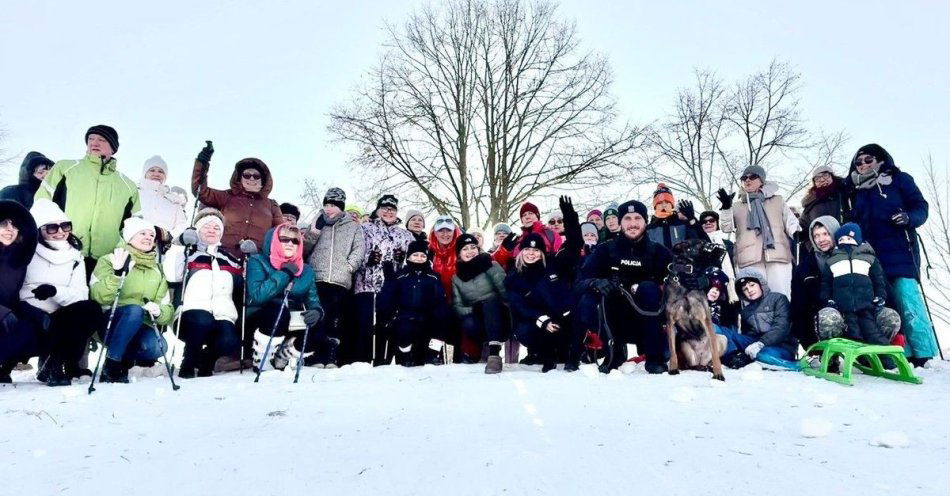 zdjęcie: Policja uczy dzieci bezpiecznych ferii na górce saneczkowej / fot. KPP w Dębicy fot. KPP Dębica