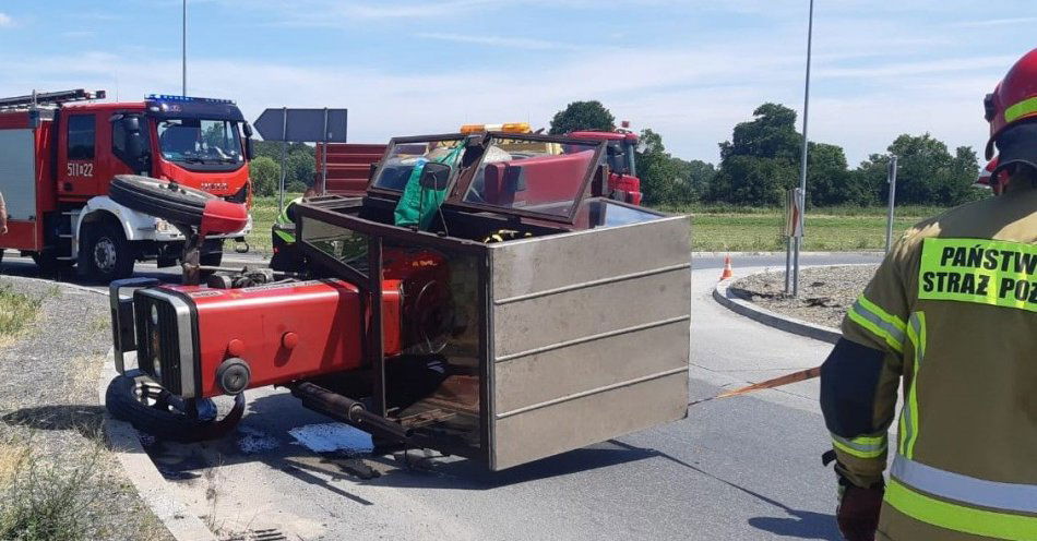 zdjęcie: Kolizja drogowa. Traktor wywrócił się na rondzie. / fot. KMP w Oświęcimiu