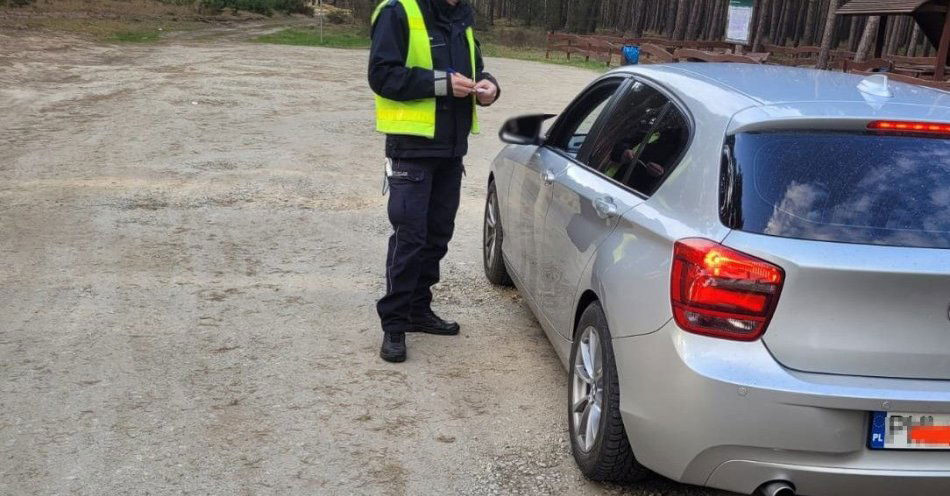 zdjęcie: Jechał 149 km/h między Żodynem a Kopanicą. Stracił prawo jazdy / fot. KPP Wolsztyn Policjant podczas kontroli kierującego BMW