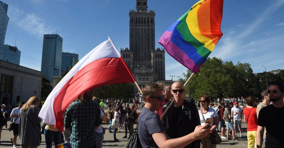 zdjęcie: 90% Polaków za związkami partnerskimi kobiety i mężczyzny, 52% też dla par tej samej płci / fot. PAP