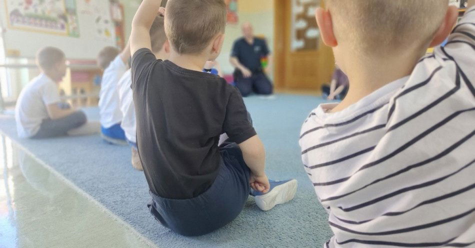 zdjęcie: Dzielnicowi uczą sześciolatków bezpieczeństwa we Wschowie / fot. KPP Wschowa