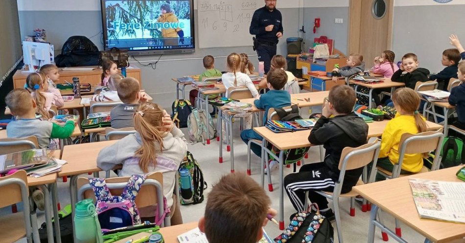 zdjęcie: Policja uczy dzieci bezpiecznych ferii w SP 51 i SP 61 / fot. KMP w Szczecinie