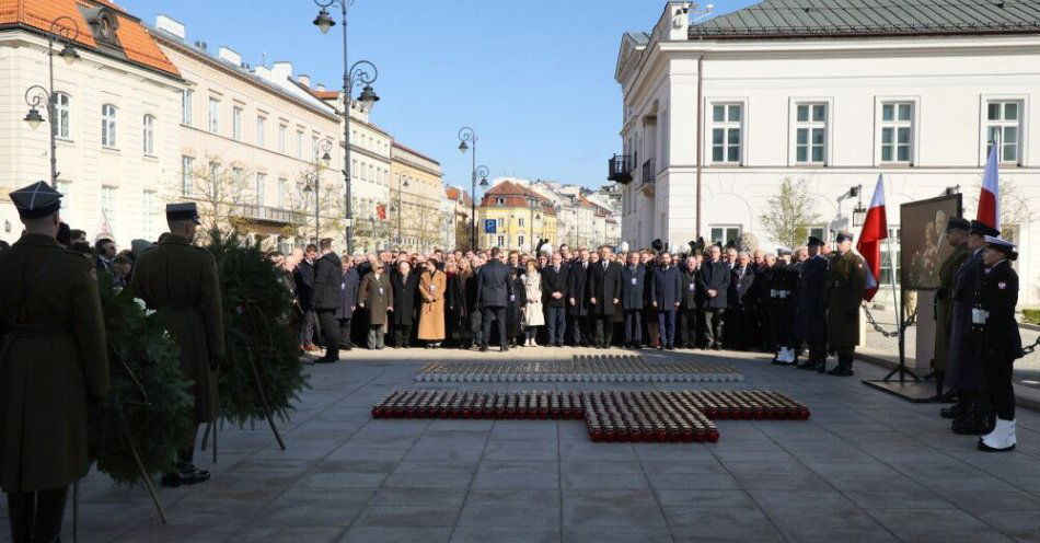 zdjęcie: Przed Pałacem Prezydenckim Apel Pamięci z udziałem prezydenta i polityków PiS / Warszawa, 10.04.2026. Obchody 16. rocznicy katastrofy smoleńskiej. Apel Pamięci przed Pałacem Prezydenckim w Warszawie, 10 bm. 10 kwietnia br. przypada 16. rocznica katastrofy samolotu pod Smoleńskiem, w której zginęło 96 osób, w tym prezydent Lech Kaczyński i jego małżonka Maria. (sko) PAP/Paweł Supernak