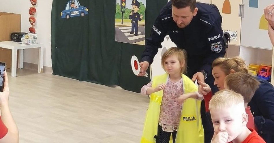 zdjęcie: Dzielnicowy uczy przedszkolaków o bezpieczeństwie i przemocy / fot. KPP w Nowym Dworze Mazowieckim dzielnicowy u przedszkolaków