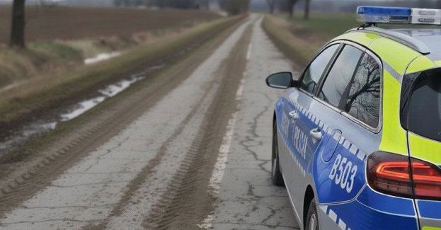 Błoto na drodze zwiększa ryzyko wypadków i grozi mandatem