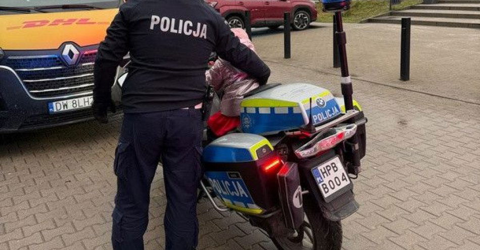 zdjęcie: Mikołajki we Wrocławiu policjanci obdarowali seniorów i dzieci / fot. KMP w Wrocławiu