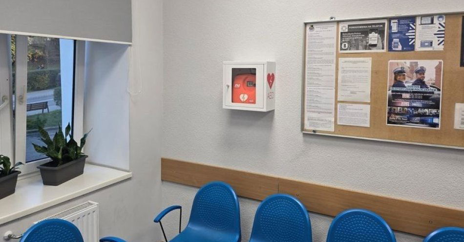 zdjęcie: Nowy defibrylator AED dostępny całą dobę w Złotoryi / fot. KPP w Złotoryi