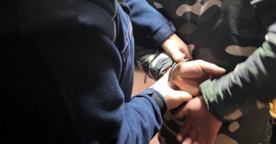 zdjęcie: Policjanci poza służbą zatrzymali poszukiwanego w Parlinie / fot. KPP w Świeciu