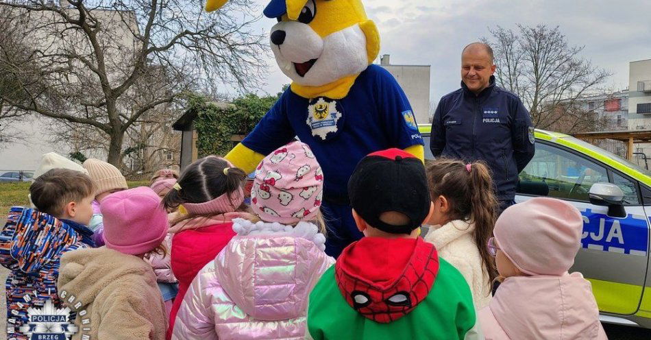 zdjęcie: Policja uczy przedszkolaków zasad bezpieczeństwa / fot. KPP Brzeg