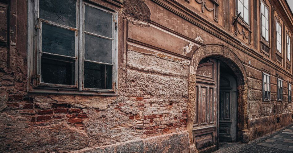 zdjęcie: Zabytkowa kamienica wyłączona z użytkowania z powodu pęknięć na ścianach / v49783455