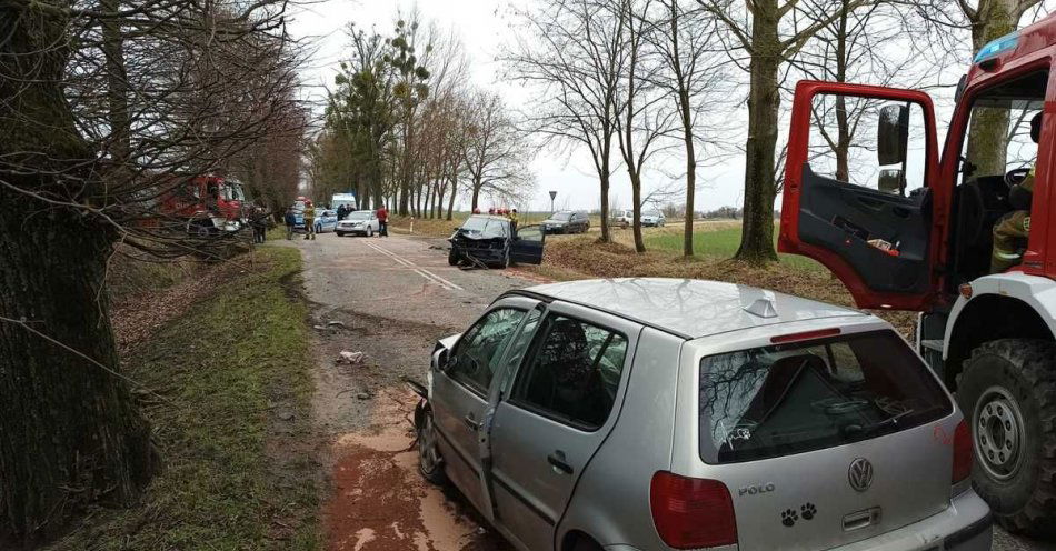 zdjęcie: Zdarzenie drogowe z udziałem trzech pojazdów. Policjanci wyjaśniają okoliczności wypadku drogowego / fot. KPP w Kętrzynie