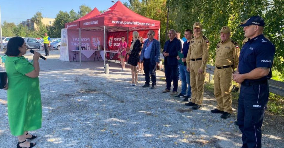 zdjęcie: Zderzenie dwóch samochodów, w autach są uwięzione osoby – ćwiczenia służb ratunkowych / fot. KMP w Brzesku