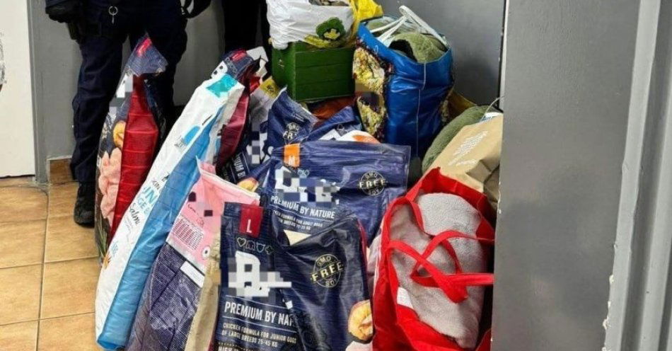 zdjęcie: Policjanci z Komisariatu IV zebrali ponad 185 kg karmy dla schroniska / fot. KMP w Sosnowcu