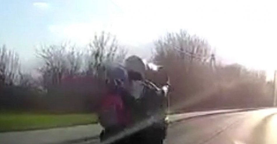 zdjęcie: Skrajnie nieodpowiedzialne zachowanie motocyklisty / fot. KWP w Bydgoszczy
