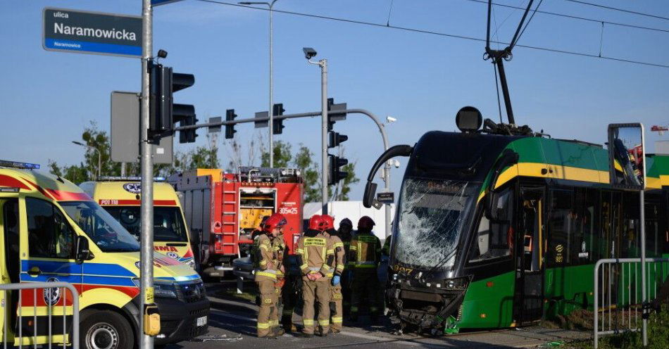 zdjęcie: Zderzenie tramwaju i dźwigu, sześć osób poszkodowanych / fot. PAP