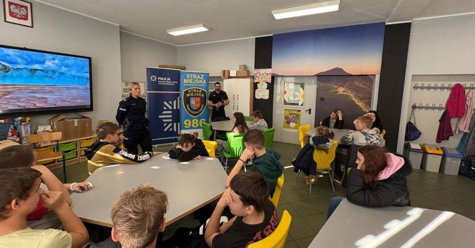 zdjęcie: Bezpieczne Świętochłowice uczą młodzież odpowiedzialności / fot. KMP w Świętochłowicach