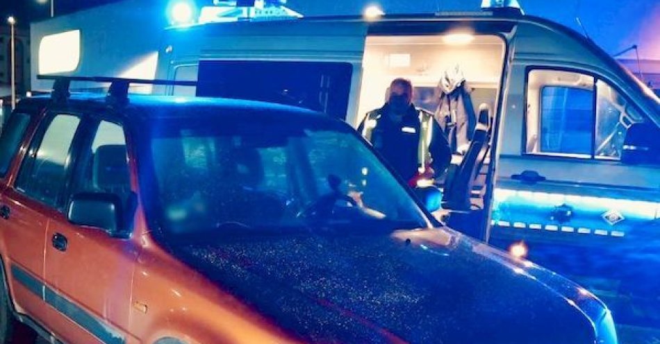 zdjęcie: Policjanci ustalają okoliczności potrącenia pieszego na pasach / fot. KMP w Słupsku