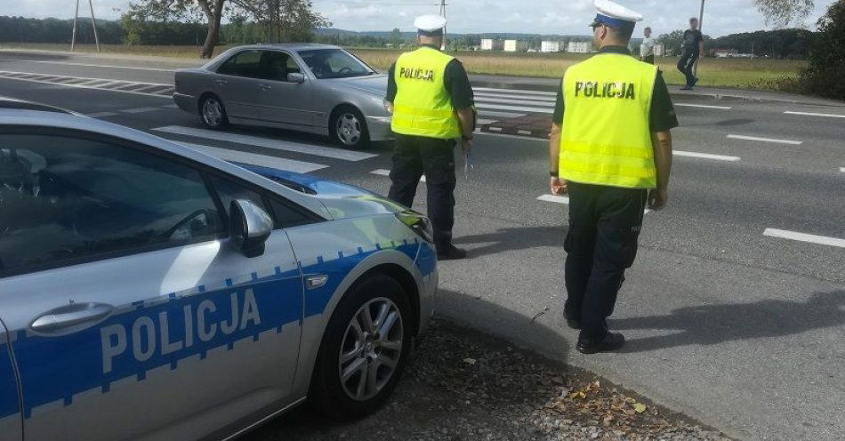 zdjęcie: Pieszy i pojazd na przejściu dla pieszych. Przypominamy najważniejsze przepisy / fot. KPP w Lęborku