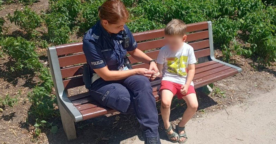 zdjęcie: Policjanci Wydziału Ruchu Drogowego odnaleźli zaginionego 4 - latka / fot. KMP w Poznaniu