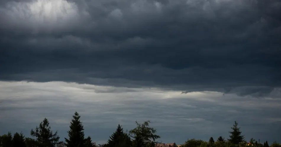 zdjęcie: IMGW ostrzega przed burzami i intensywnym deszczem / Białystok, 17.08.2025. Chmury burzowe nad Białymstokiem, 17 bm. PAP/Michał Zieliński