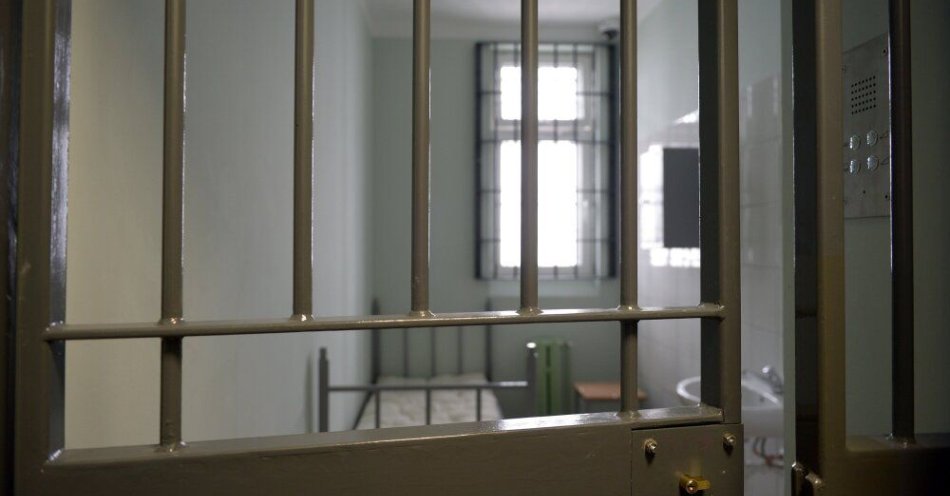 zdjęcie: Chirurg onkolog skazany za molestowanie pacjentek trafił do więzienia / Rzeszów, 25.04.2016. Jedna z cel w nowym pawilonie penitencjarnym w Zakładzie Karnym w Rzeszowie, 25 bm. Trzykondygnacyjny pawilon typu zamkniętego dysponuje 73 celami dla 258 osadzonych. Do końca roku w polskich więzieniach przybędzie łącznie 940 miejsc, dzięki czemu możliwe będzie osadzenie w nich Polaków, którzy odbywają karę w więzieniach i aresztach krajów Unii Europejskiej. Przebywa w nich 6 tys. Polaków, najwięcej w Holandii, Niemczech i Wielkiej Brytanii. W tym roku kończy się pięcioletn