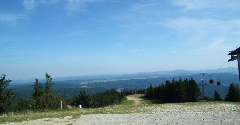 zdjęcie: Sezon zimowy w Krynicy-Zdroju. Gdzie na narty w uzdrowisku? / Widok na Jaworzynę Krynicką w paśmie Beskidu Sądeckiego, fot. Wanda Cyculeńko, CC BY 3.0, https://commons.wikimedia.org/wiki/File:Jaworzyna_Krynicka_1114npm_-_panoramio.jpg