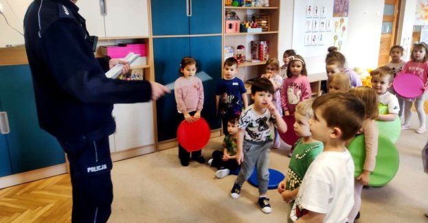 Dzielnicowy uczy przedszkolaków bezpieczeństwa na drodze