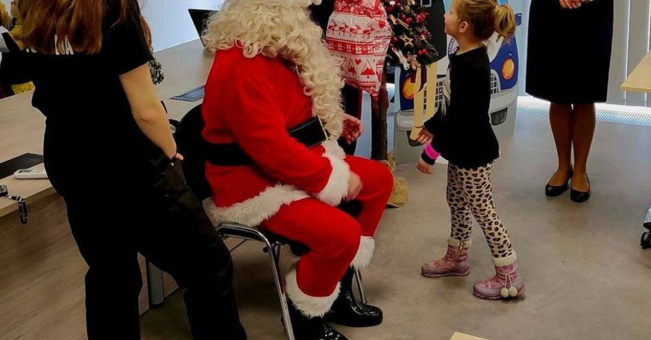 zdjęcie: Policyjne Mikołajki w Lwówku Śląskim rozgrzały serca dzieci / fot. KPP w Lwówku Śląskim