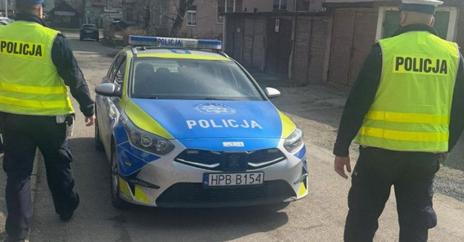 zdjęcie: Policjanci z Kłodzka uratowali mężczyznę w ciężkim stanie / fot. KPP w Kłodzku