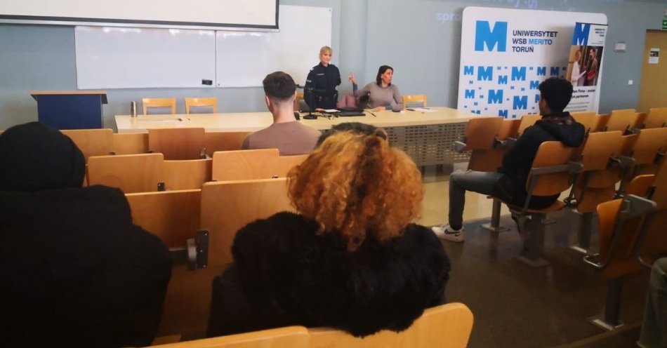 zdjęcie: Policjantki edukowały zagranicznych studentów / fot. KMP w Toruniu
