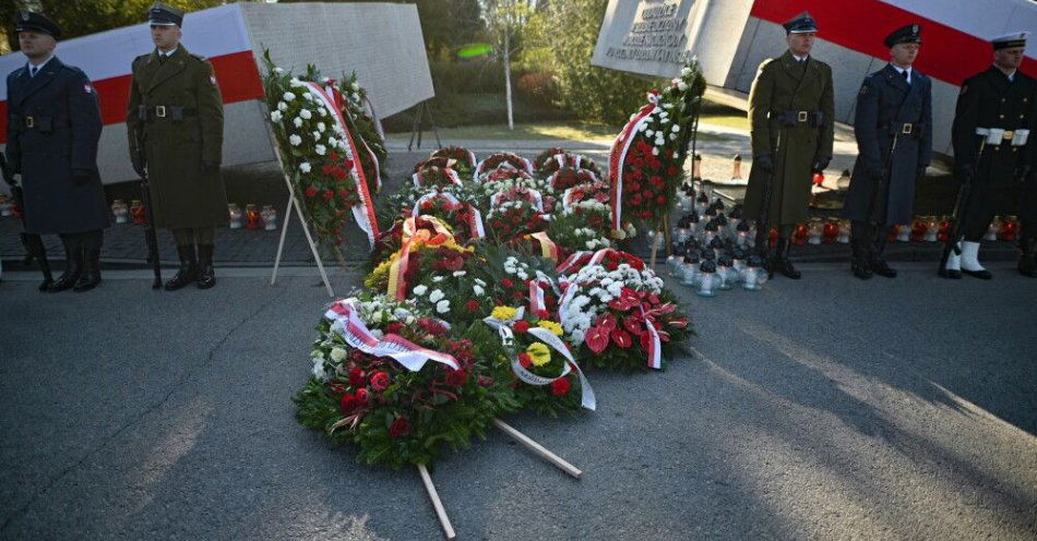 zdjęcie: Na Wojskowych Powązkach upamiętniono ofiary katastrofy smoleńskiej / Warszawa, 10.04.2026. Obchody 16. rocznicy katastrofy smoleńskiej. Uroczystości przed pomnikiem Ofiar Katastrofy Smoleńskiej na Cmentarzu Wojskowym na Powązkach w Warszawie, 10 bm. 10 kwietnia br. przypada 16. rocznica katastrofy samolotu pod Smoleńskiem, w której zginęło 96 osób, w tym prezydent Lech Kaczyński i jego małżonka Maria. (sko) PAP/Marcin Obara