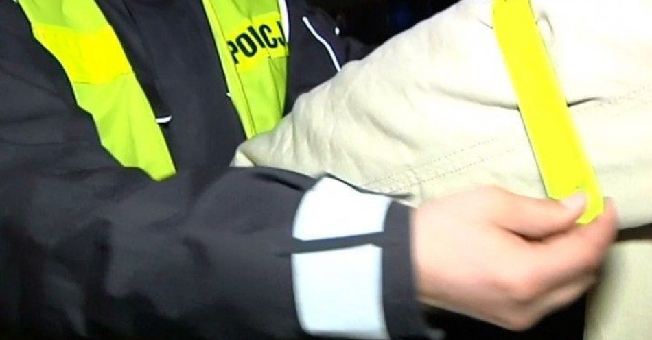 zdjęcie: Korzystanie z odblasków gwarancją bycia widocznym i bezpiecznym na drodze / fot. KPP w Pułtusku